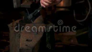 铁匠用铁锤敲打铁砧.