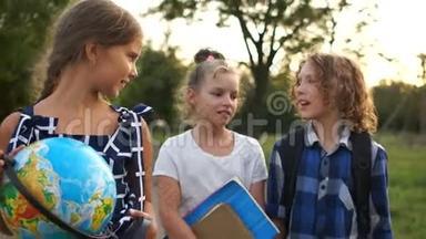 男孩和两个女孩在郊区上学，玩得很开心，谈论一些事情，回到学校，快乐的孩子