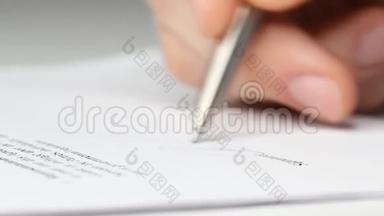 商务人员签署合同、法律协议或<strong>文件</strong>的特写镜头。 人是通过签署<strong>文件</strong>来批准<strong>文件</strong>的。