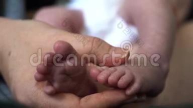 小可爱的小脚宝宝。 小新生宝宝`妈妈手里的脚特写。
