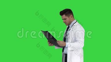 神经外科医生观察mri扫描，在绿色屏幕上检查疾病进展，色度键。