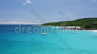 鸟瞰豪华双体游艇停泊在令人惊叹的热带沙滩上，透明的绿松石蓝色