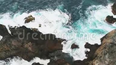 鸟瞰海浪和美丽的岩石海岸的特内里费岛。 危险的海浪撞击