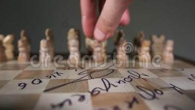 人以狮子慢动作的形式移动棋子公臂棋子不寻常的棋子特写