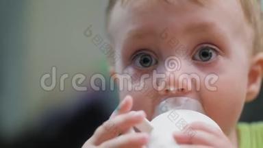 小男孩吃冰淇淋。 最喜欢的款待。 蓝眼睛的孩子高兴地吃冰淇淋