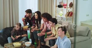 在一个现代化的客厅里，一群兴奋的多民族朋友在电视上观看足球比赛，他们支持他们