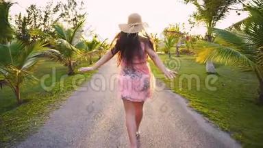 跟随我的概念，年轻的女人跑在热带高尔夫球场的道路上。 暑假或假期