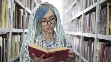 有魅力的时髦女学生，在有<strong>书架</strong>背景的图书馆里<strong>看书</strong>