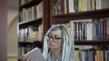 戴眼镜的漂亮时髦女人，戴着可怕的眼镜，在大学图书馆闲暇时间选择看书