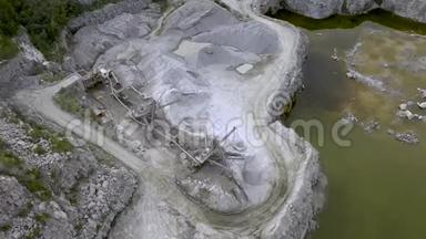 用于<strong>开采</strong>花岗岩和建筑材料的砂桩和破碎设备采石场的俯视图.. 无人驾驶飞机的4K镜头