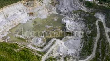 露天矿采石场的景观与许多机械。 在花岗岩采石场采矿。 工作采矿机-挖掘机，钻井机