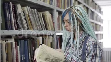 女时髦的大学生戴着恐惧症在书架上找书