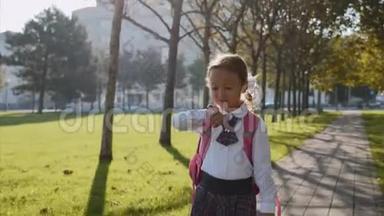 一个穿着校服的小女孩在智能手表<strong>上走来走去</strong>。