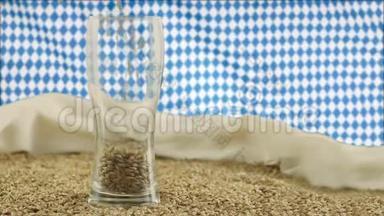 在飘扬的波瓦尔旗的背景下，将优质麦芽倒入玻璃啤酒杯中
