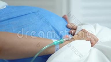 孕妇宫缩疼痛躺在病床上，门诊分娩