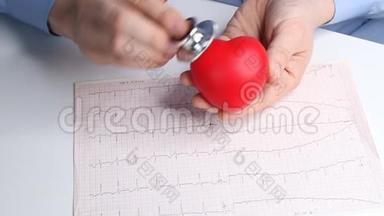 <strong>心脏</strong>病医生检查玩具红心的心率。 声内窥镜，听诊器和心电图.. 保健和早期诊断