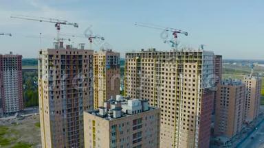 高空俯视大型建筑住宅综合体，观建筑起重机蓝天