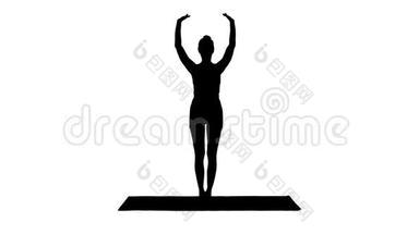 剪影迷人的女孩站在平衡<strong>瑜伽</strong>姿势Garudasana。 年轻<strong>女子</strong>在鹰<strong>瑜伽</strong>姿势。