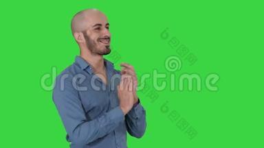阿拉伯帅哥<strong>拍手</strong>，在绿色屏幕上鼓掌，Chroma键。