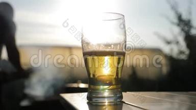 日落时喝杯啤酒。 降温消暑饮品理念.. 群友及烧烤区背景..