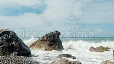 巨浪撞击石头并喷洒。 突然溅起水花。 波浪在石头上<strong>折断</strong>。 克里米亚美丽的海滩