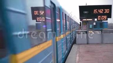蓝色的地铁列车在基辅的Dnieper河大桥上离开地面站。 两条蓝色地铁