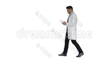 穿着白大褂的成熟医生描述白色背景下盒子里的新药片。