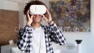 快乐的非裔美国年轻人在<strong>家中</strong>边戴虚拟现实眼镜