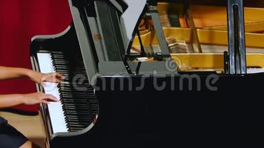 正在演奏的钢琴特写