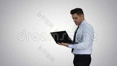 商人按下<strong>播放按钮</strong>开始或启动项目或演示在笔记本电脑上的梯度背景。