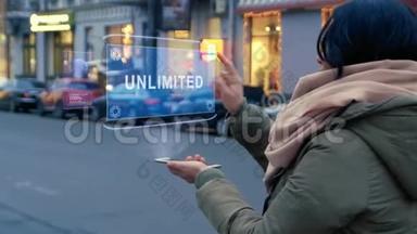 站在大街上无法辨认的女人将HUD全息图与文本无限互动