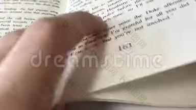 用双手翻翻书页的特写。