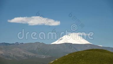 厄尔布鲁斯山东坡的永恒景观。在晴朗的蓝天上形成的雪云