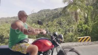 夏季<strong>摩托</strong>之旅期间，亚洲乡村骑<strong>摩托</strong>车的老人。 骑<strong>摩托</strong>车旅行的游客