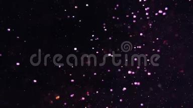 闪闪发光的黑暗背景突然被<strong>无数</strong>紫色的雪球从上面落下的灯光填满。