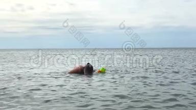 戴着浮潜面具的快乐女孩潜入海底。