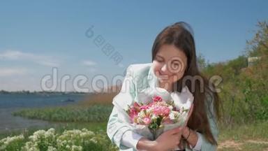 <strong>喜笑颜开</strong>的女人在河边的草地上绽放着美丽的鲜花