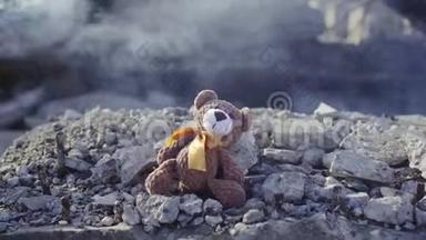 火<strong>灾后</strong>`废墟上烟雾缭绕的儿童玩具特写