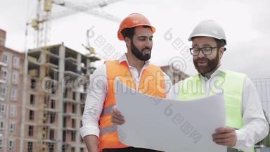 在<strong>建筑工地</strong>或高层<strong>建筑工地</strong>与建筑师微笑男建筑工程师讨论