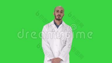男医生有点紧张，害怕站在绿色屏幕上，Chroma键。