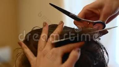 美发师用梳子梳理客户的手的特写镜头