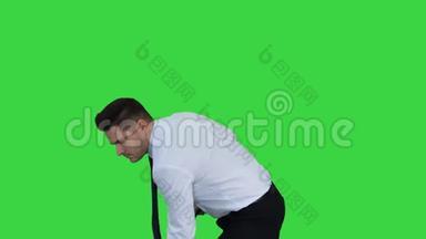 男人用拇指向上拿着扫帚，穿着正式的衣服或商业服装，在绿色屏幕上<strong>扫地</strong>后，Chroma键。