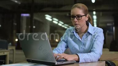 疲惫的女人在值班时检查时间，在办公室里加班以赶上最后期限