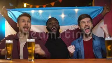 情绪激动的黑人和白种人为<strong>阿根廷足球</strong>队加油，酒吧