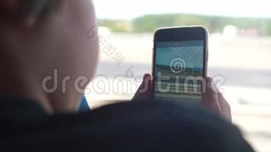 公交车上的孩子在智能手机上拍摄视频