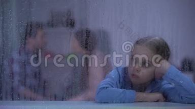 心烦意乱的女孩坐在雨窗后，听<strong>父母吵架</strong>，有问题