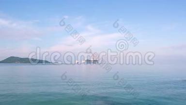 夏季旅游季节，泰国普吉岛帕通湾豪华游艇的时间流逝