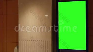 卫生间旁绿色大屏幕广告牌的运动