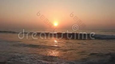 日落日出时，太阳正落在地平线上，越过海洋或海洋。 宁静的海洋海浪。 自然的天空<strong>暖色</strong>.. 全景，