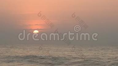日落日出时，太阳正落在地平线上，越过海洋或海洋。 宁静的海洋海浪。 自然的天空<strong>暖色</strong>.. 全景，